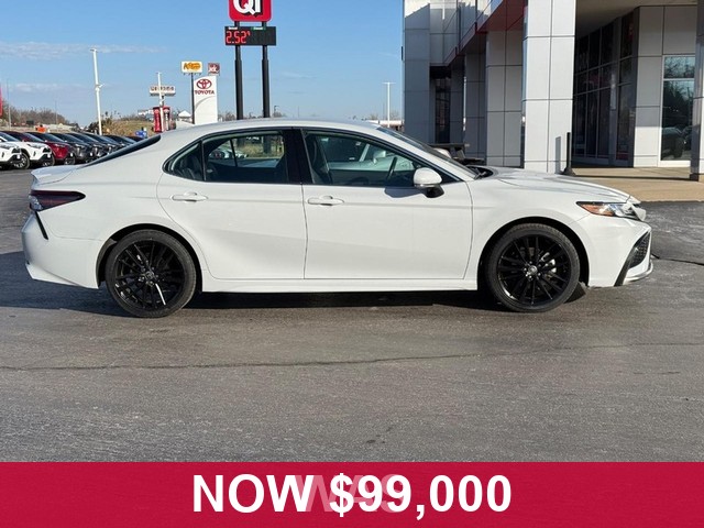 Toyota Camry Vehicle Full-screen Gallery Image 02