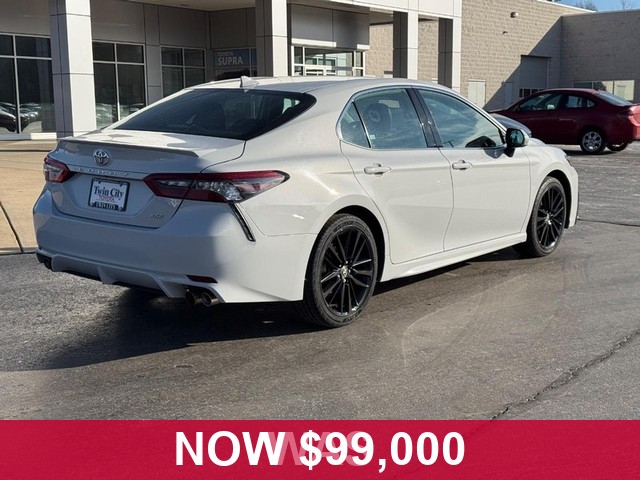 Toyota Camry Vehicle Full-screen Gallery Image 03