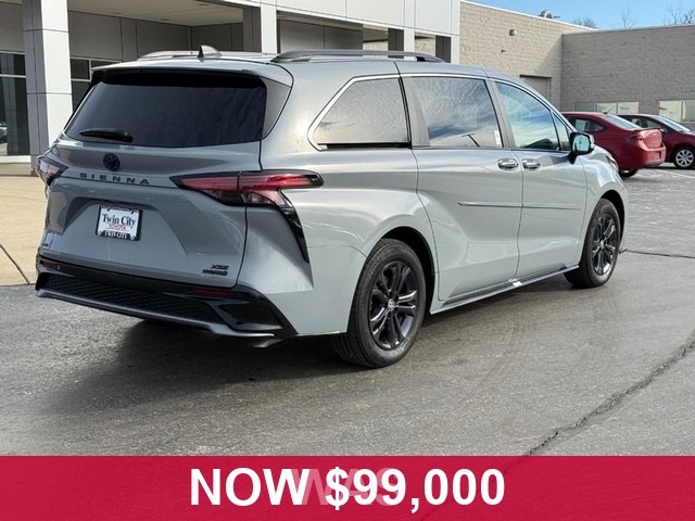 Toyota Sienna Vehicle Full-screen Gallery Image 03