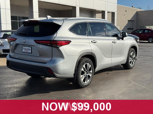 Toyota Highlander Vehicle Full-screen Gallery Image 03