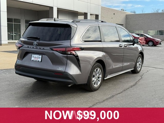 Toyota Sienna Vehicle Full-screen Gallery Image 03