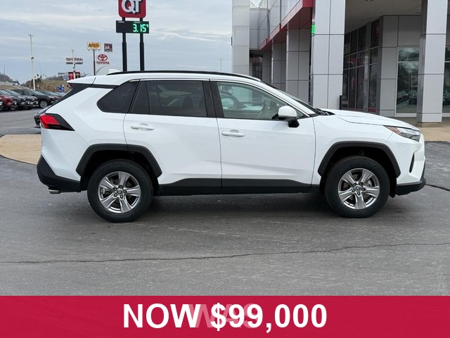 Toyota RAV4 Vehicle Full-screen Gallery Image 02