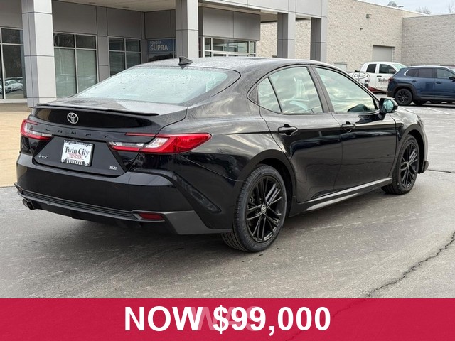 Toyota Camry Vehicle Full-screen Gallery Image 03