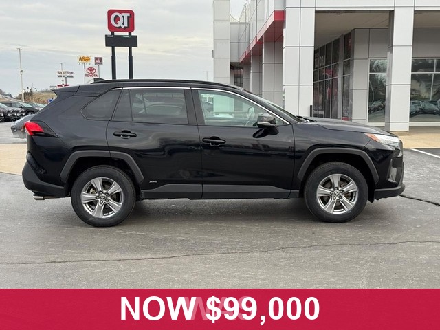 Toyota RAV4 Vehicle Full-screen Gallery Image 02