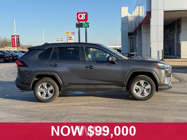 Toyota RAV4 Vehicle Full-screen Gallery Image 02