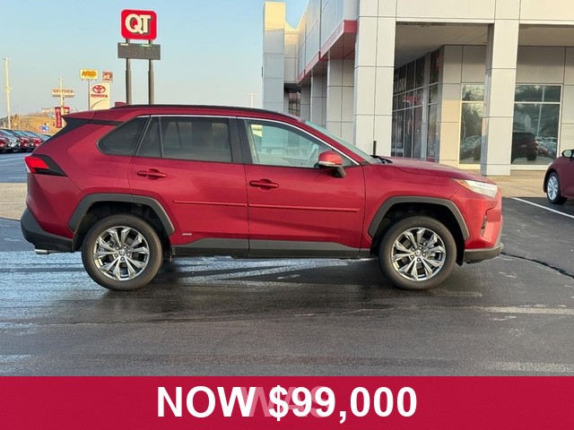 Toyota RAV4 Vehicle Full-screen Gallery Image 02