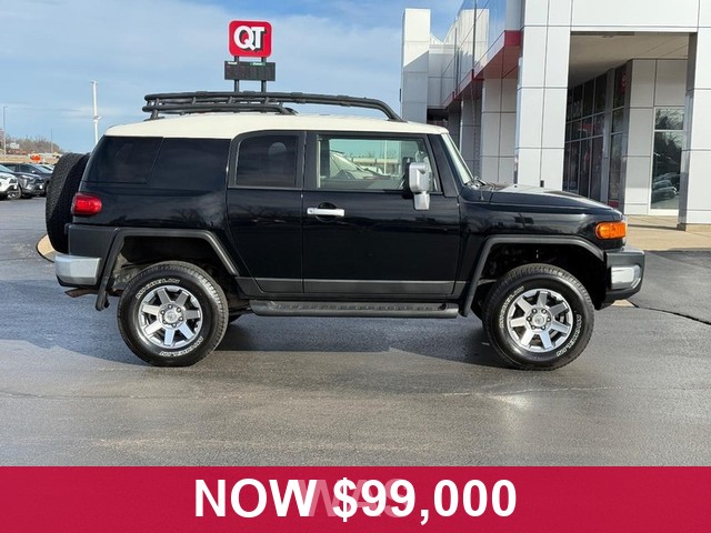 Toyota FJ Cruiser Vehicle Full-screen Gallery Image 02