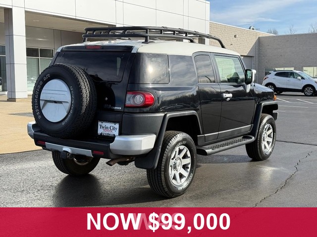 Toyota FJ Cruiser Vehicle Full-screen Gallery Image 03