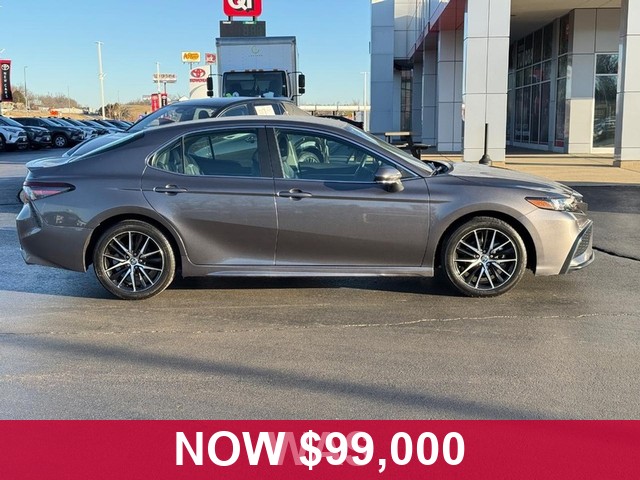 Toyota Camry Vehicle Full-screen Gallery Image 02