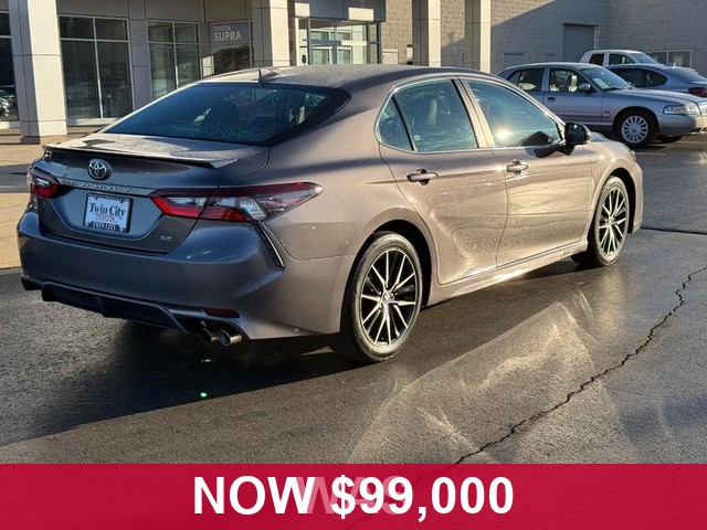 Toyota Camry Vehicle Full-screen Gallery Image 03