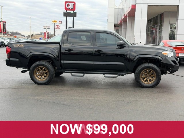 Toyota Tacoma 4WD Vehicle Full-screen Gallery Image 02