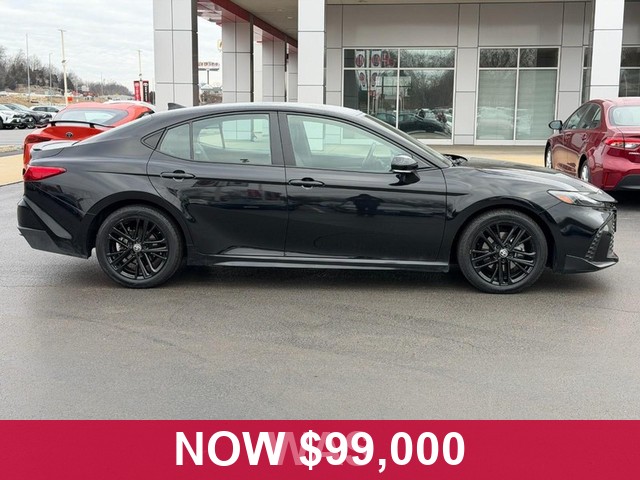 Toyota Camry Vehicle Full-screen Gallery Image 03