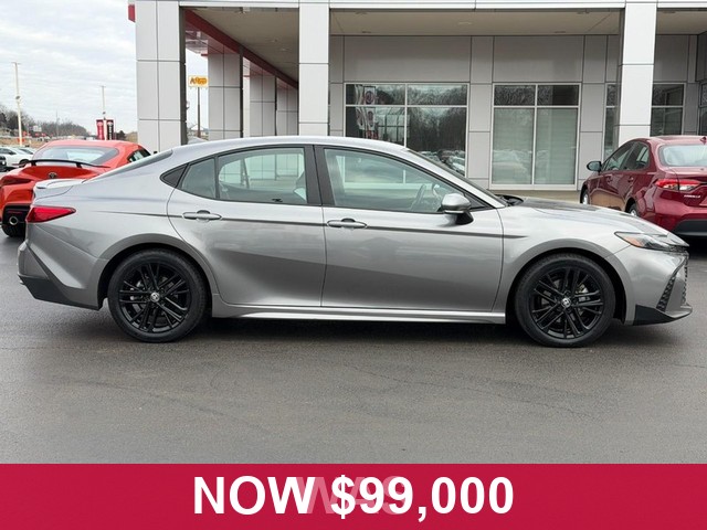 Toyota Camry Vehicle Full-screen Gallery Image 02