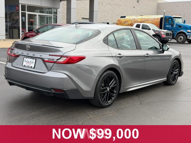 Toyota Camry Vehicle Full-screen Gallery Image 03