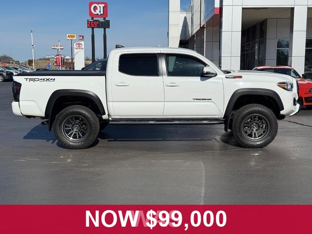 Toyota Tacoma 4WD Vehicle Full-screen Gallery Image 02