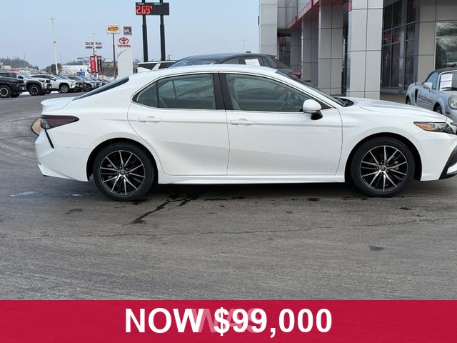 Toyota Camry Vehicle Full-screen Gallery Image 02