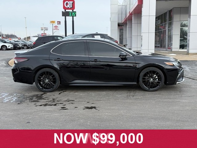 Toyota Camry Vehicle Full-screen Gallery Image 02