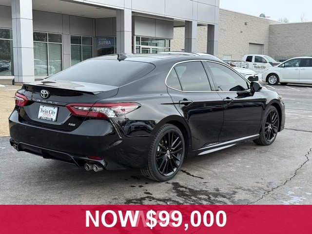 Toyota Camry Vehicle Full-screen Gallery Image 03