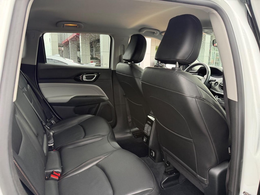 Jeep Compass Vehicle Full-screen Gallery Image 11