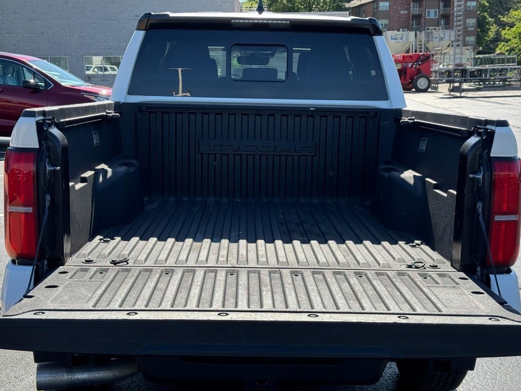 Toyota Tacoma 4WD Vehicle Full-screen Gallery Image 4