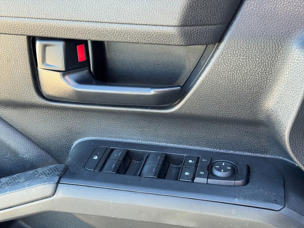 Toyota Tacoma 4WD Vehicle Full-screen Gallery Image 23