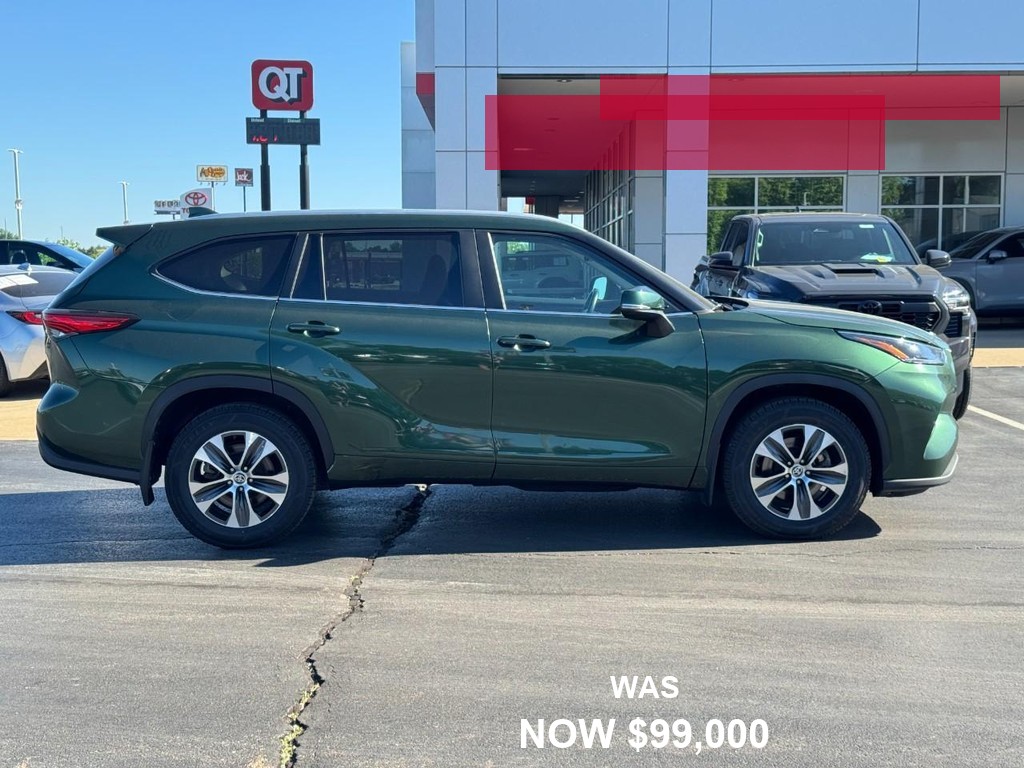 Toyota Highlander Vehicle Full-screen Gallery Image 02