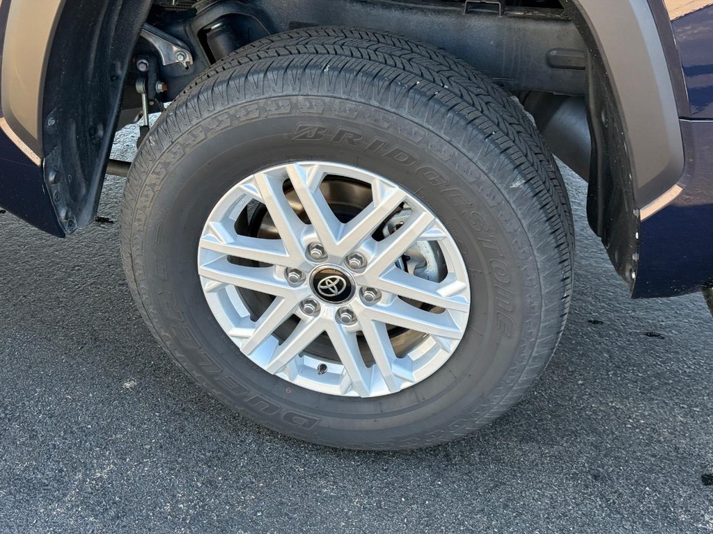 Toyota Tundra 4WD Vehicle Full-screen Gallery Image 7