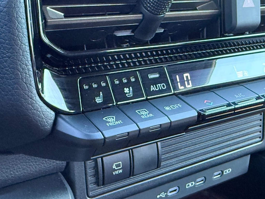 Toyota Land Cruiser Vehicle Full-screen Gallery Image 20