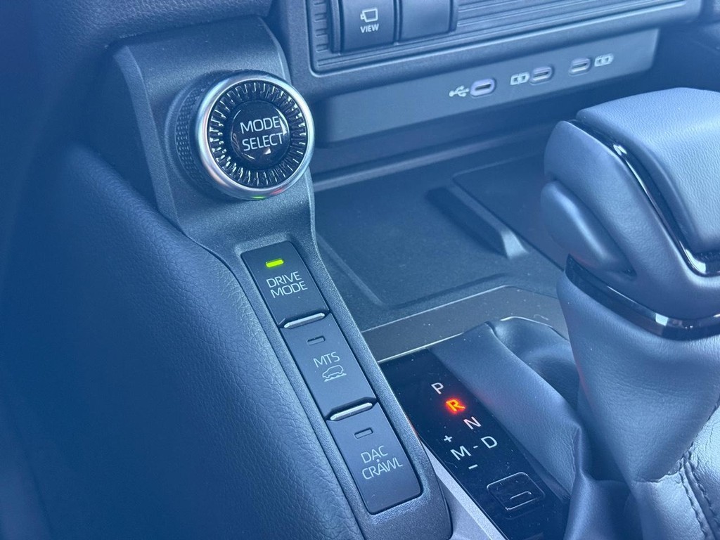 Toyota Land Cruiser Vehicle Full-screen Gallery Image 22