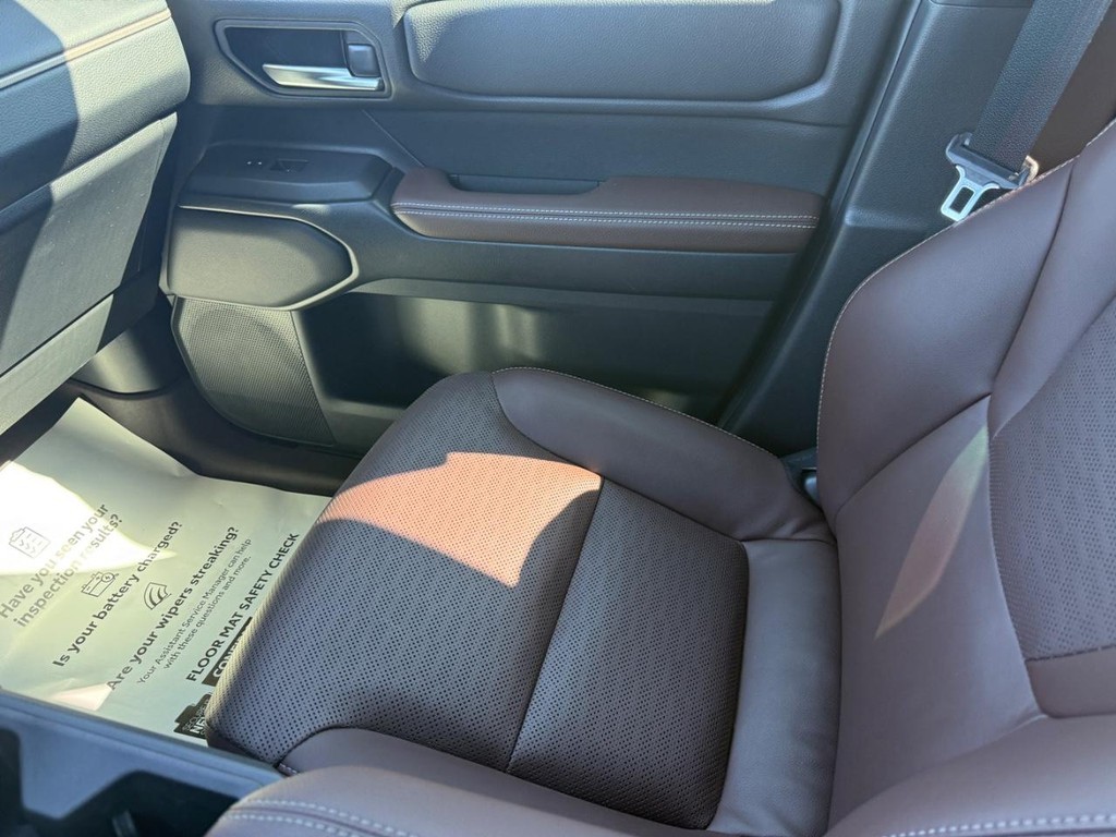 Toyota Land Cruiser Vehicle Full-screen Gallery Image 25