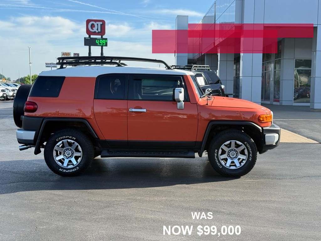 Toyota FJ Cruiser Vehicle Full-screen Gallery Image 02