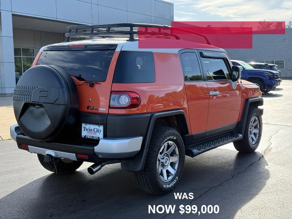 Toyota FJ Cruiser Vehicle Full-screen Gallery Image 03