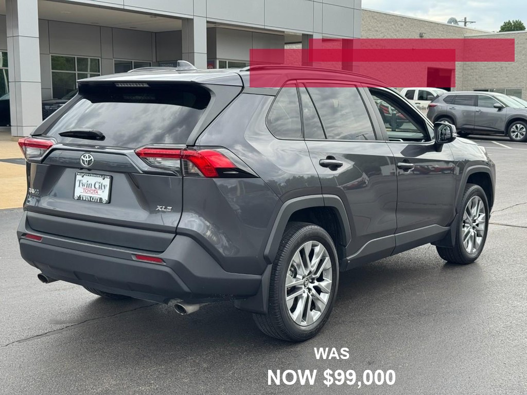 Toyota RAV4 Vehicle Full-screen Gallery Image 03
