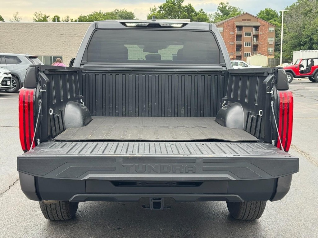 Toyota Tundra 4WD Vehicle Full-screen Gallery Image 4