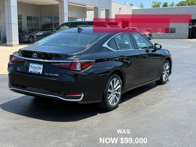 Lexus ES Vehicle Full-screen Gallery Image 03
