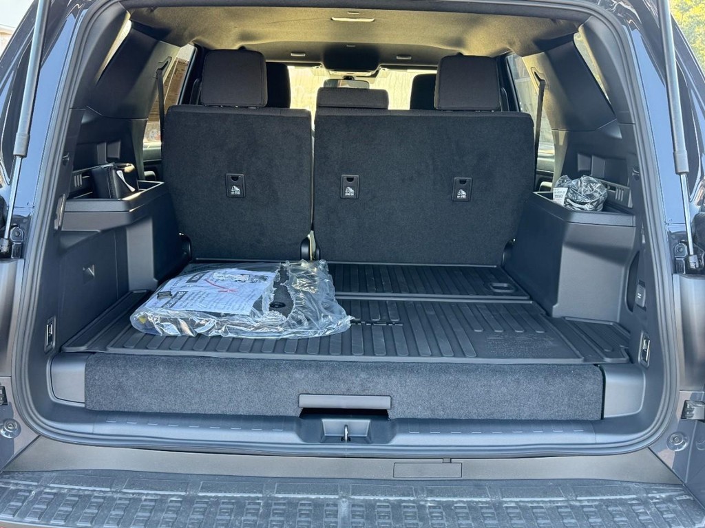 Toyota 4Runner Vehicle Full-screen Gallery Image 06