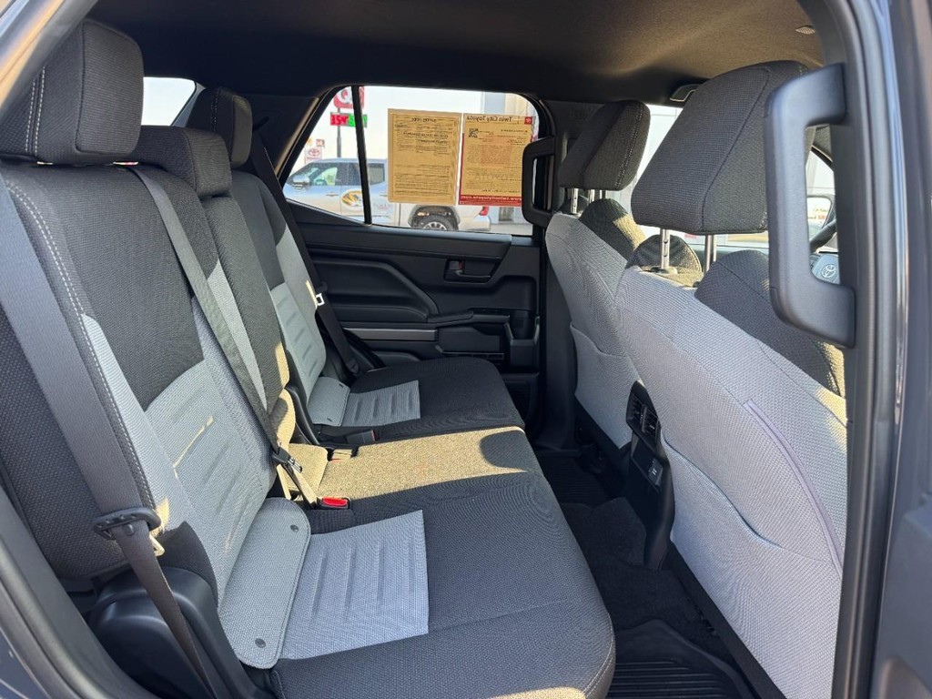 Toyota 4Runner Vehicle Full-screen Gallery Image 11