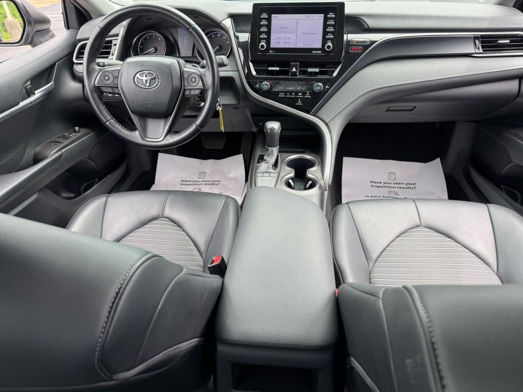 Toyota Camry Vehicle Full-screen Gallery Image 12