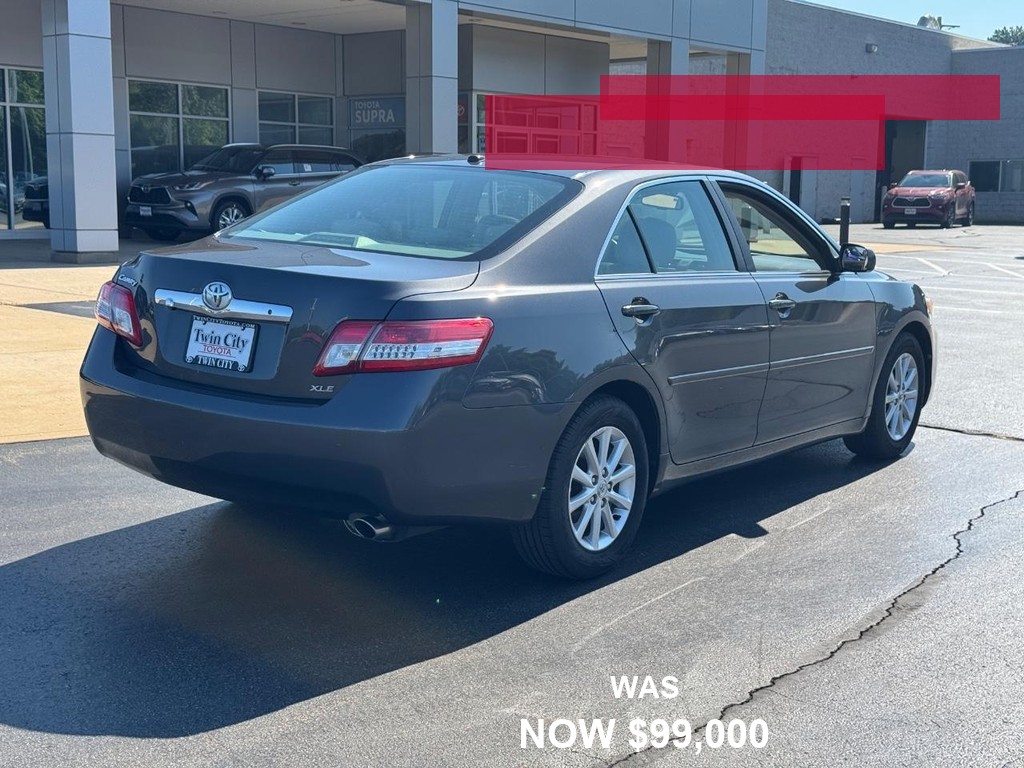Toyota Camry Vehicle Full-screen Gallery Image 03