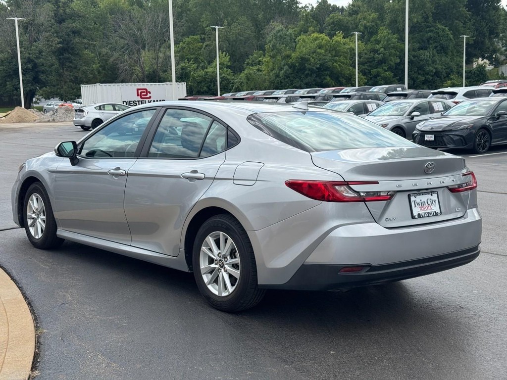 Toyota Camry Vehicle Full-screen Gallery Image 5