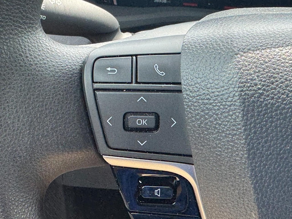 Toyota Camry Vehicle Full-screen Gallery Image 19