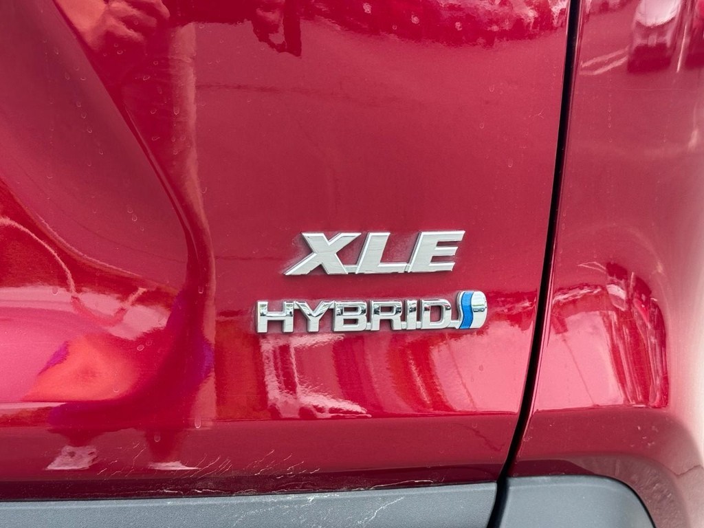 Toyota RAV4 Hybrid Vehicle Full-screen Gallery Image 5