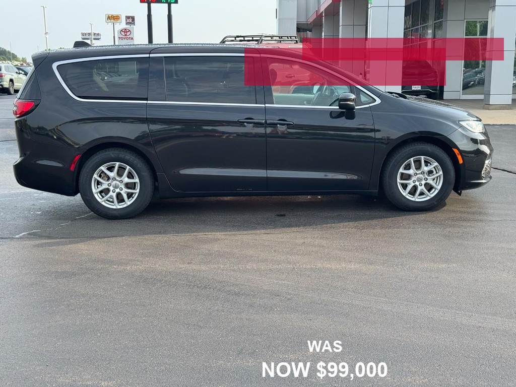 Chrysler Pacifica Vehicle Full-screen Gallery Image 02