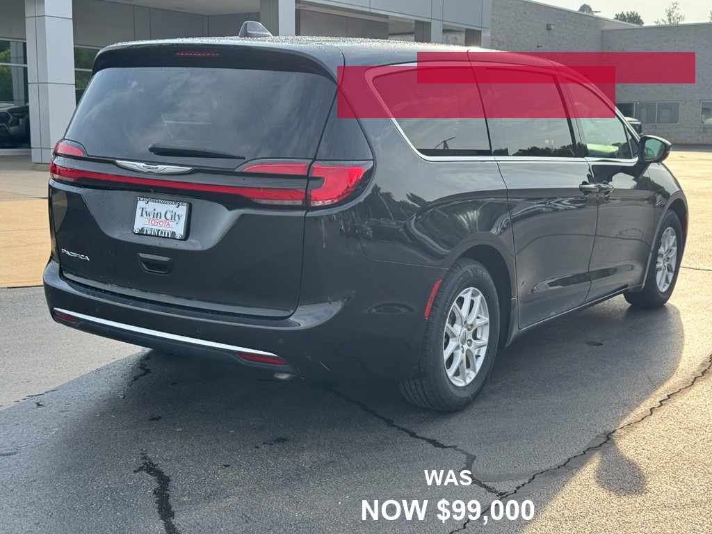 Chrysler Pacifica Vehicle Full-screen Gallery Image 03