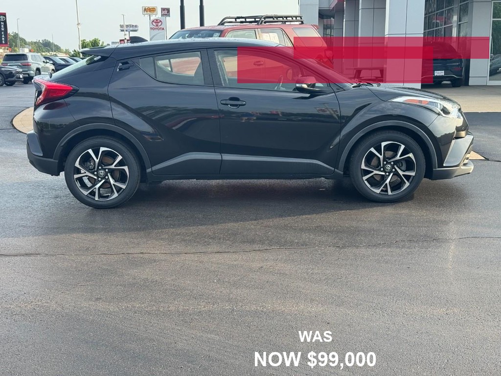 Toyota C-HR Vehicle Full-screen Gallery Image 02