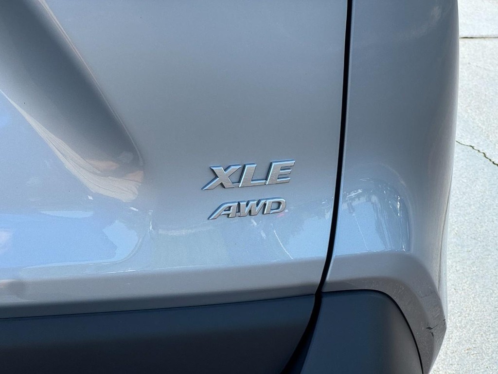 Toyota RAV4 Vehicle Full-screen Gallery Image 5
