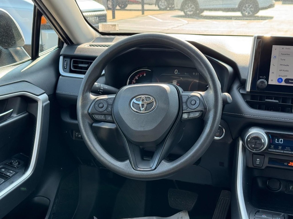 Toyota RAV4 Vehicle Full-screen Gallery Image 14