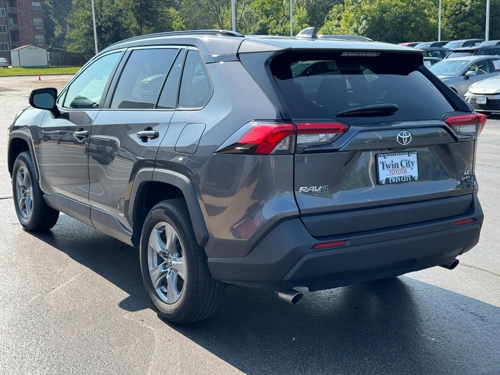 Toyota RAV4 Vehicle Full-screen Gallery Image 7