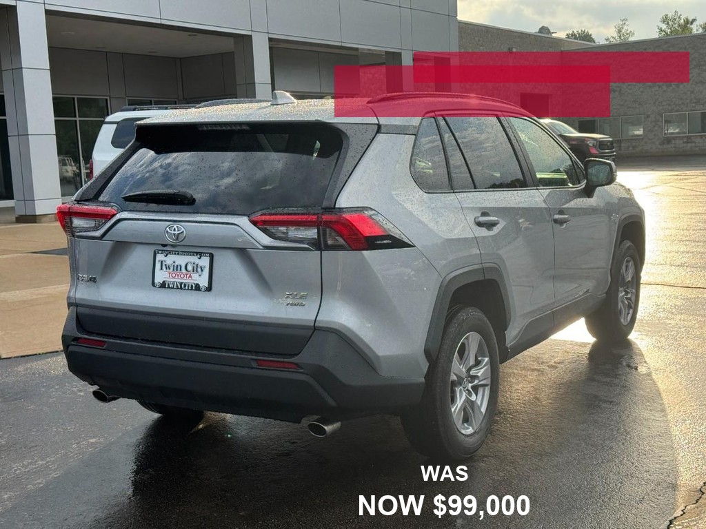 Toyota RAV4 Vehicle Full-screen Gallery Image 03