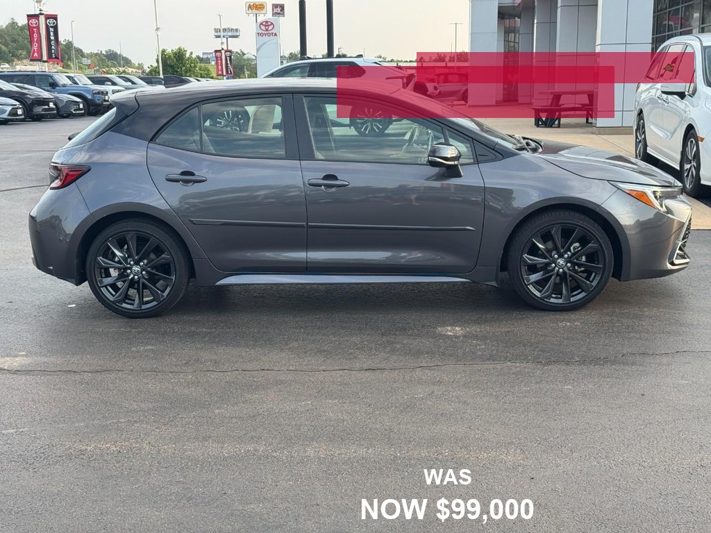 Toyota Corolla Hatchback Vehicle Full-screen Gallery Image 02